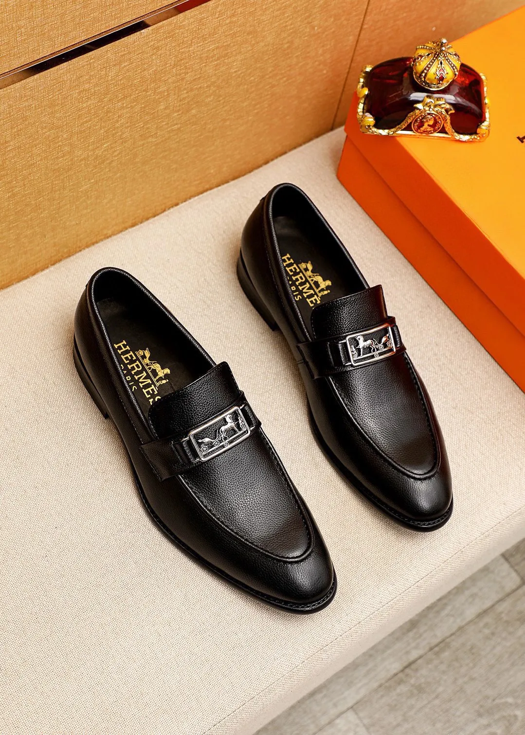 Men's shoes 💰480 💐 Product trademark: HERMES "Hermès" casual leather shoes Regular size: 39-44 (38.45.46🉑️Customized) Product materials: Selected imported first-layer pebbled calfskin upper + classic hardware buckle, imported water-dyed 🐂 cowhide lining. Strong three-dimensional visual effect, combined outsole Color: 1⃣️color optional